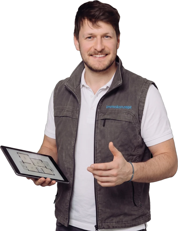 Artur Rößger mit einem Grundriss auf dem Tablet