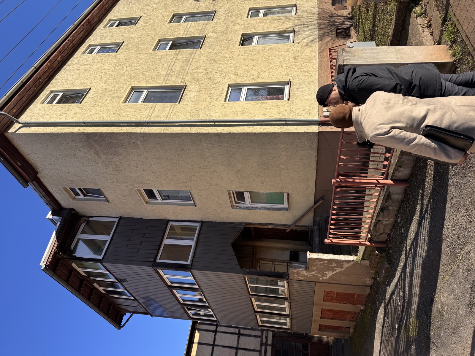 Wohn- und Geschäftshaus Friedensstraße 4 in Eisenach mit gegliederter Putzfassade und Erker.