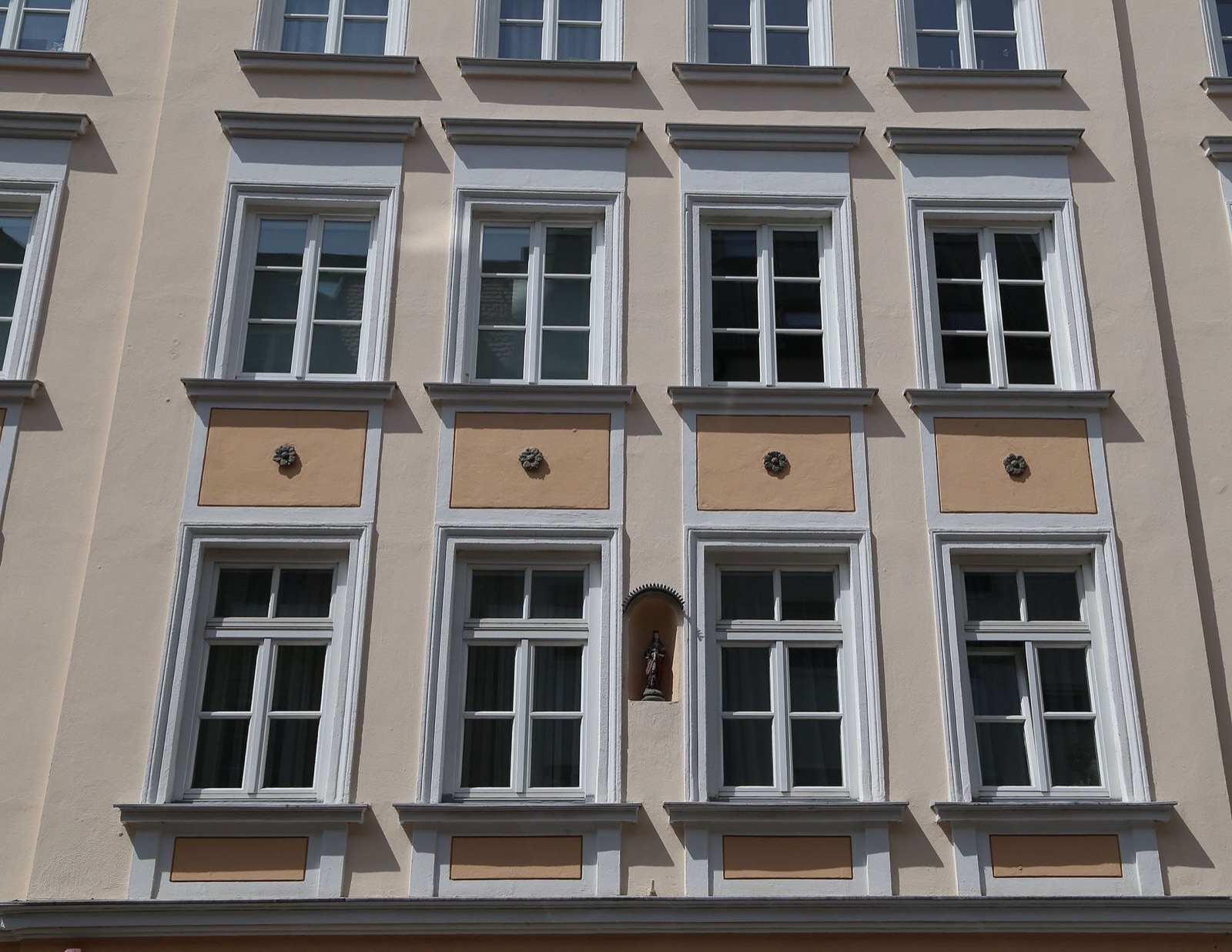 Gepflegte Münchner Mietshausfassade mit Stuckgliederung — ein Bestandsobjekt am B-Standort.