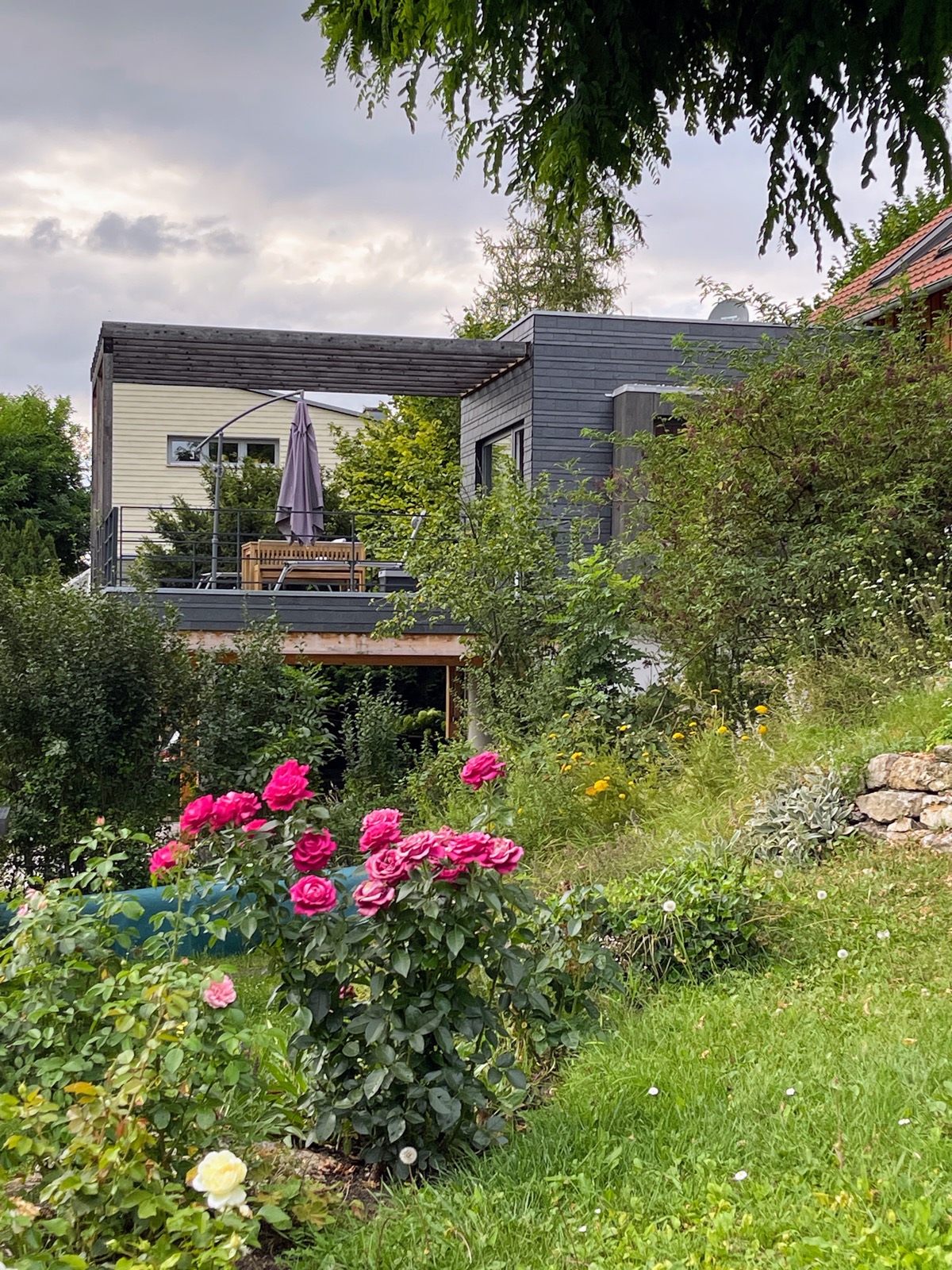 Modernisiertes Einfamilienhaus Walterslebener Straße 19 mit schieferverkleidetem Anbau und Garten.